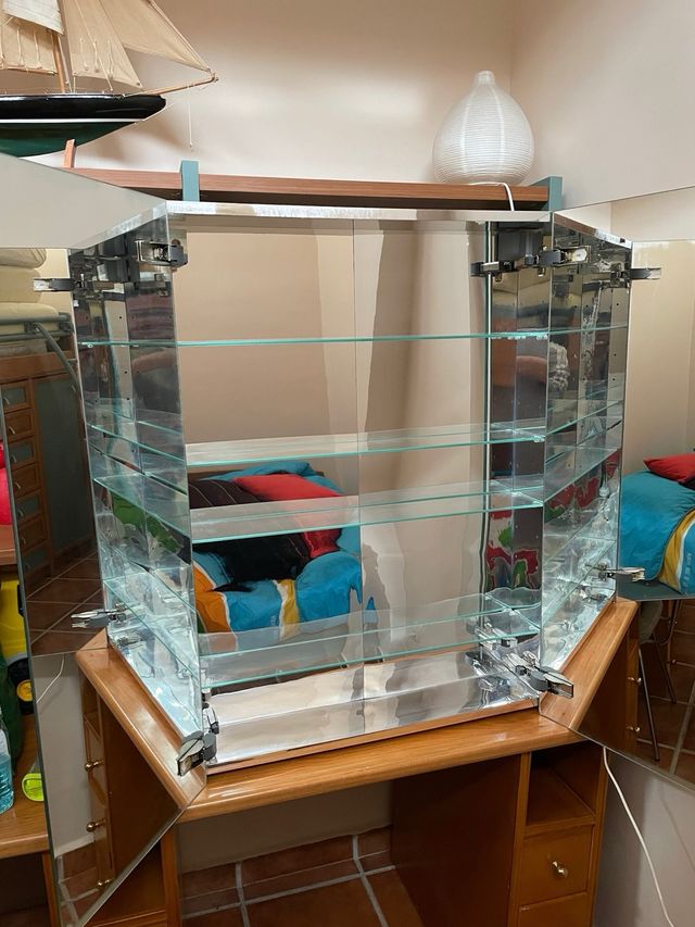 Estanteria con espejo exterior e interior