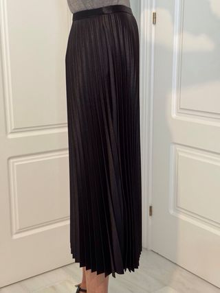 Falda negra plisada satinada