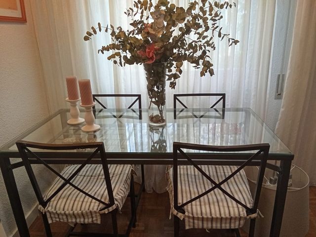 Mesa con cuatro sillas