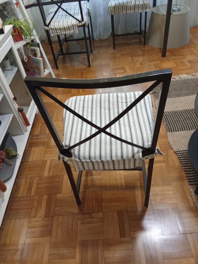 Mesa con cuatro sillas