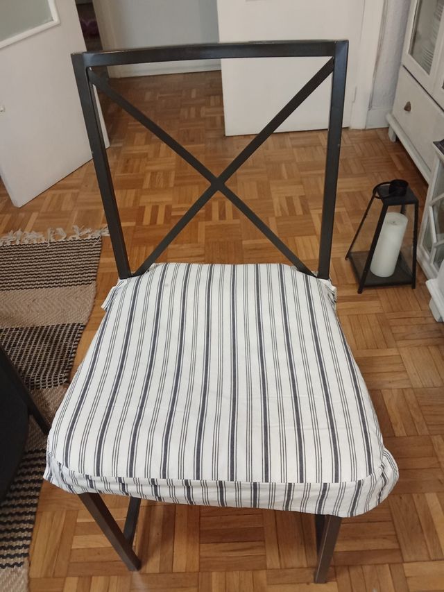 Mesa con cuatro sillas