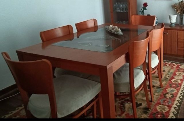 Mesa y 6 sillas de salón