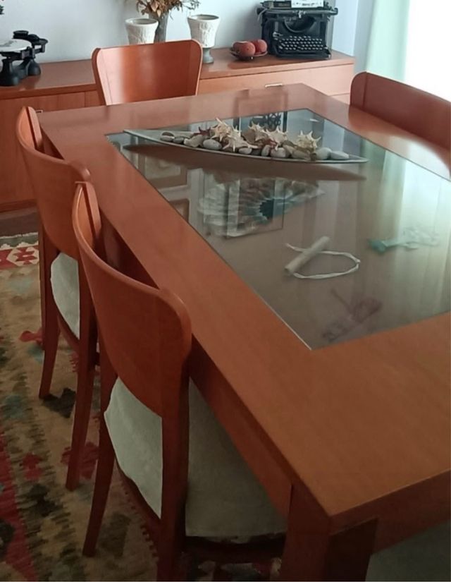 Mesa y 6 sillas de salón