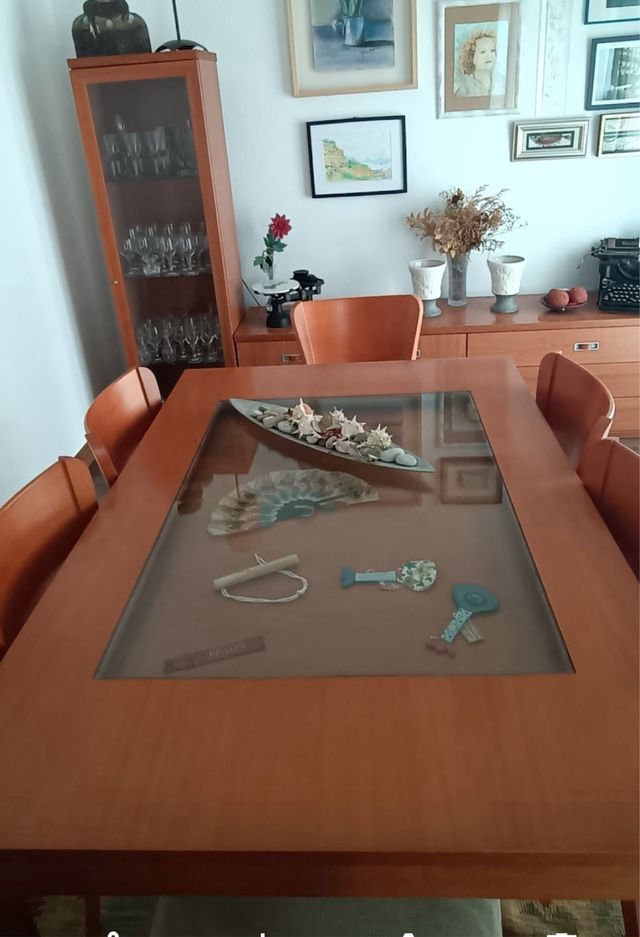 Mesa y 6 sillas de salón