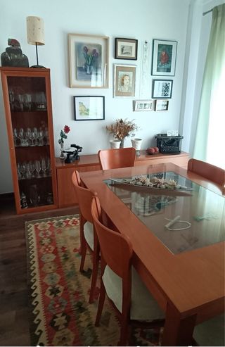 Mesa y 6 sillas de salón