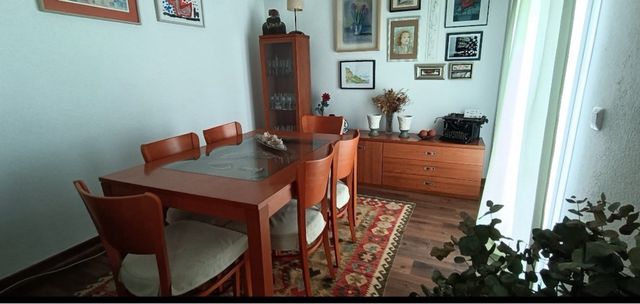 Mesa y 6 sillas de salón