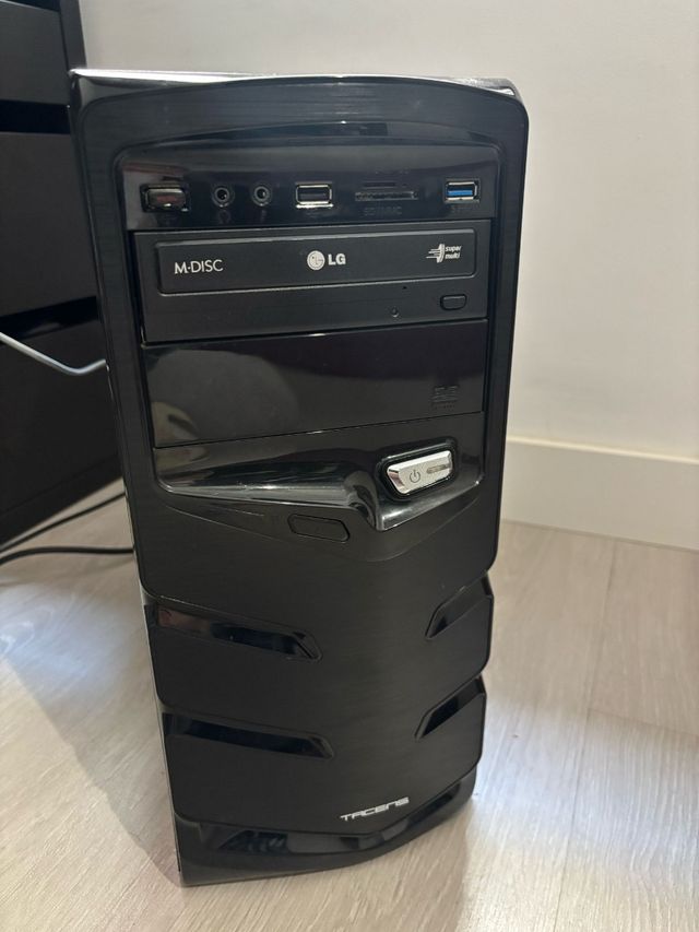 Ordenador de sobre mesa