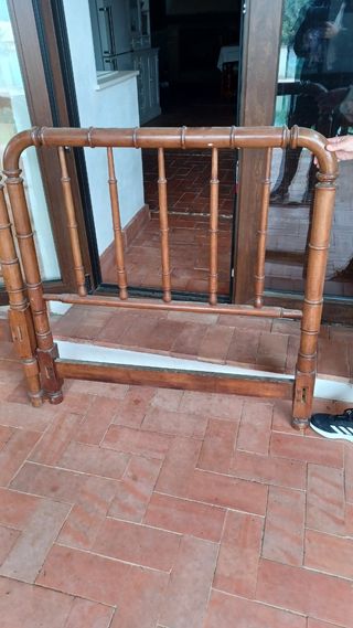 Cabecero de cama de madera antigua