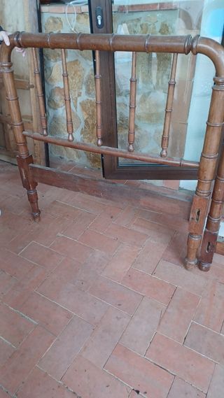 Cabecero de cama de madera antigua