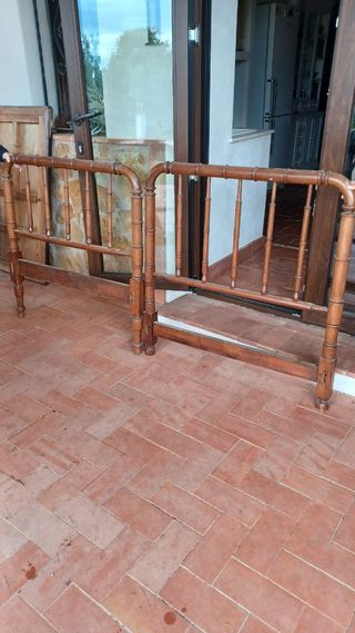 Cabecero de cama de madera antigua