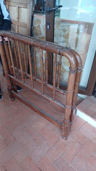 Cabecero de cama de madera antigua