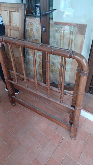Cabecero de cama de madera antigua