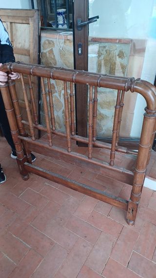 Cabecero de cama de madera antigua