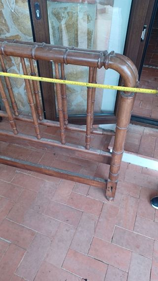 Cabecero de cama de madera antigua
