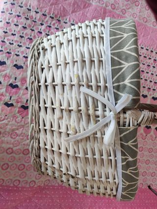 Cesto de mimbre blanco con tela interior