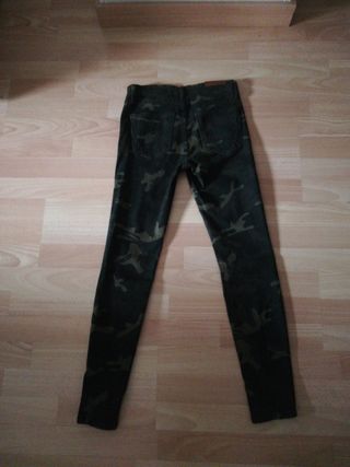 Pantalón camuflaje zara