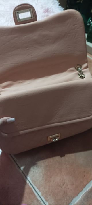 Bolso rosa con cadena