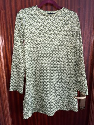 Vestdio estampado corto. 