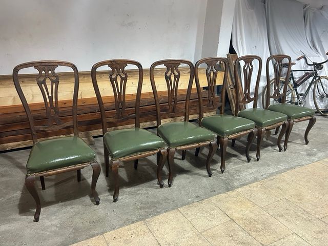 Sillas de Madera Tapizadas en Cuero de Color Verde