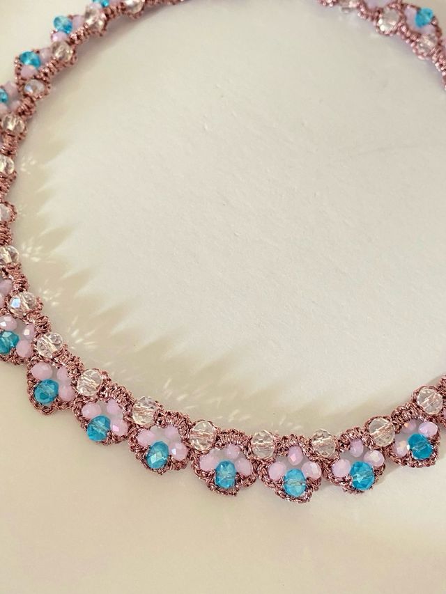 Collana corta crochet  cristalli pastello