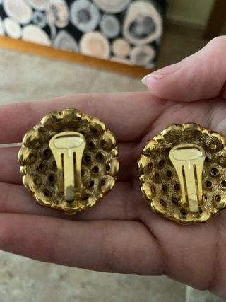 Pendientes “clip on” dorados y efecto de diamantes