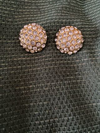 Pendientes “clip on” dorados y efecto de diamantes