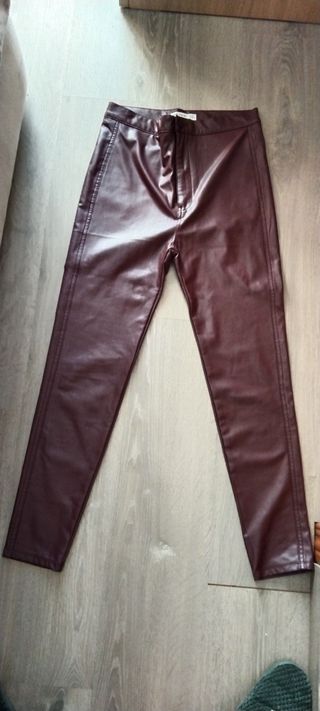 Pantalon piel burdeos pull&bear