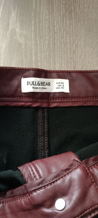 Pantalon piel burdeos pull&bear