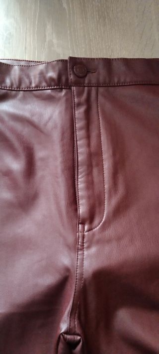 Pantalon piel burdeos pull&bear