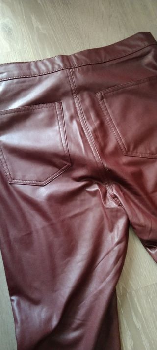 Pantalon piel burdeos pull&bear