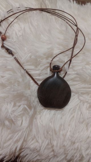 Collar en forma de botella con cuerda