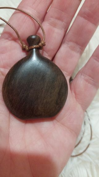 Collar en forma de botella con cuerda