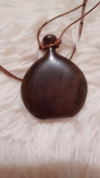 Collar en forma de botella con cuerda