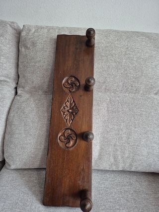 PERCHERO VINTAGE, TALLADO EN MADERA DE ROBLE