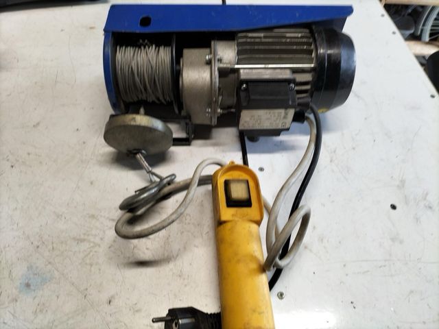 Montacargas andamio con soporte y abrazaderas