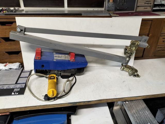 Montacargas andamio con soporte y abrazaderas