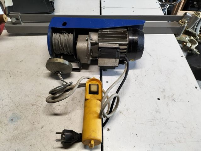 Montacargas andamio con soporte y abrazaderas