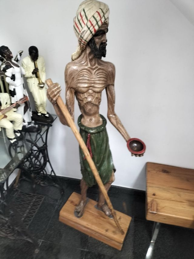 Scultura induista di un mendicante