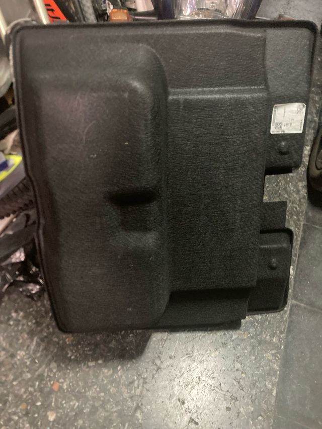 Moldura zona carga rueda Volvo XC40