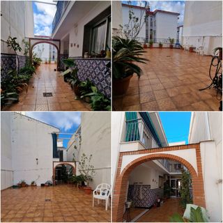 Casa con bajo comercial/cochera