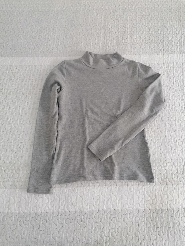 Camiseta gris cuello alto