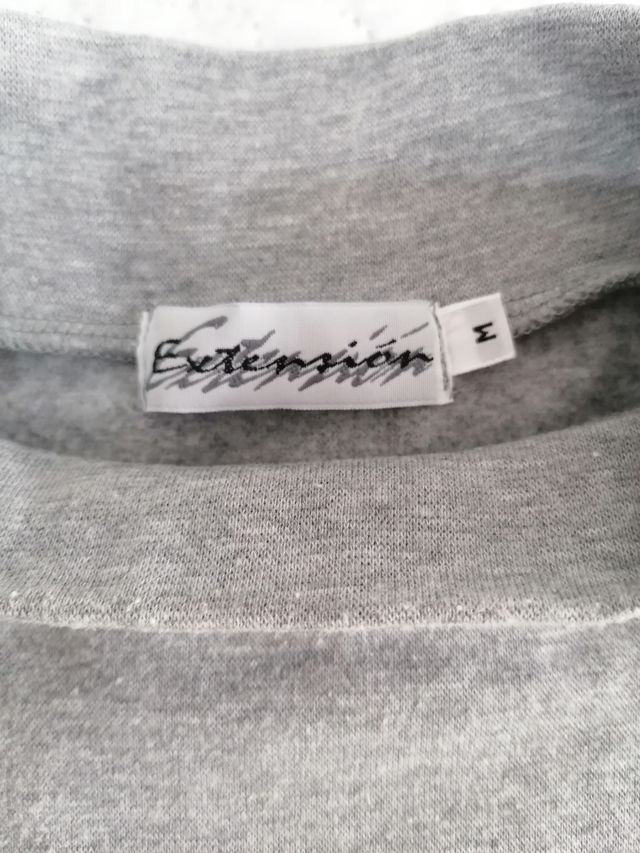 Camiseta gris cuello alto