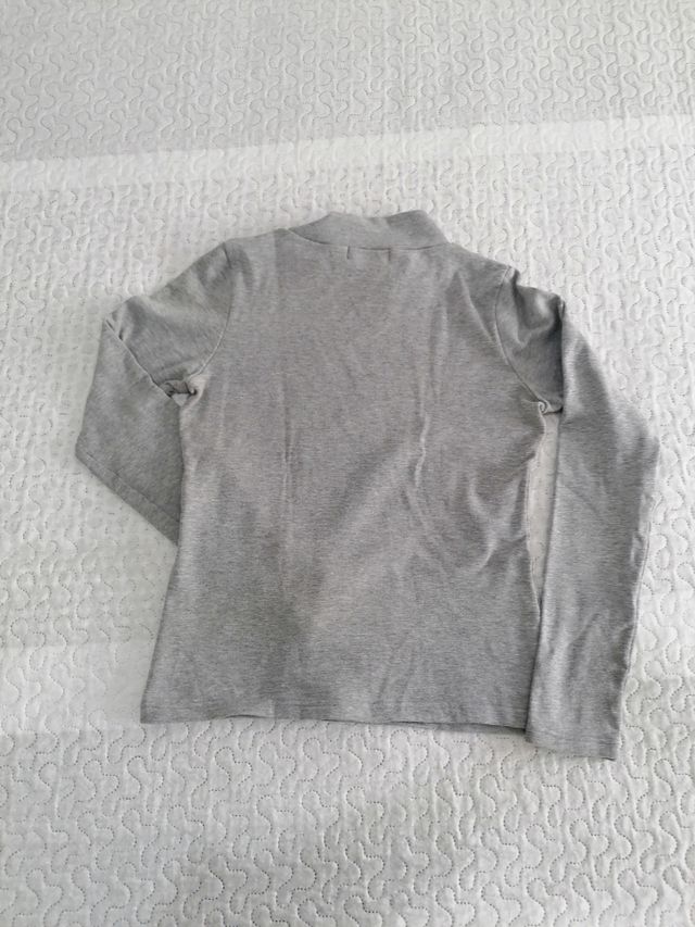 Camiseta gris cuello alto