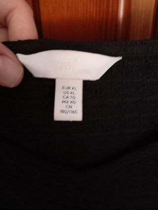 Abito con maniche a sbuffo