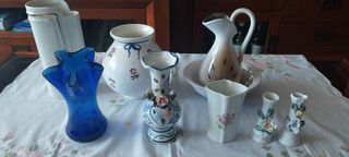 Jarrones varios.