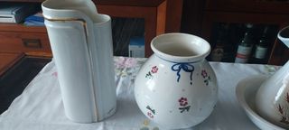 Jarrones varios.
