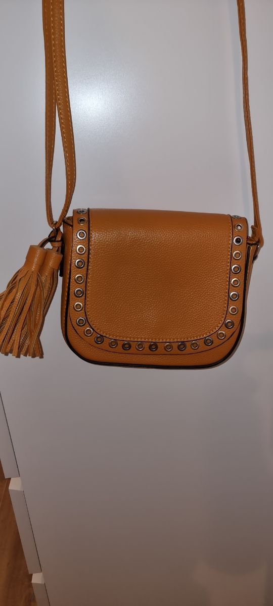 Bolso color mostaza