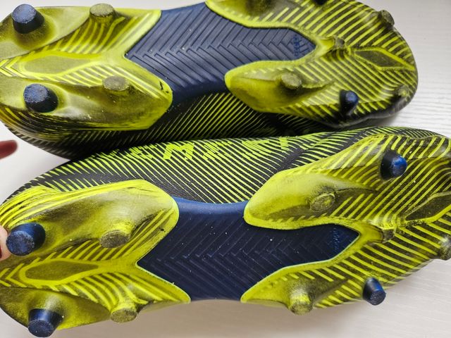 Botas de fútbol Adidas con tacos