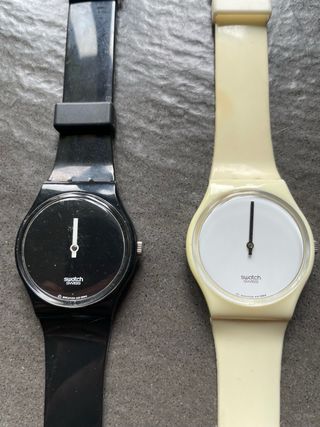 Coppia Swatch black hours white minutes