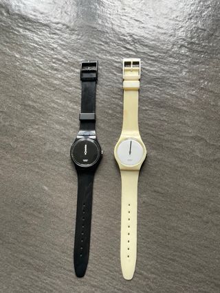 Coppia Swatch black hours white minutes